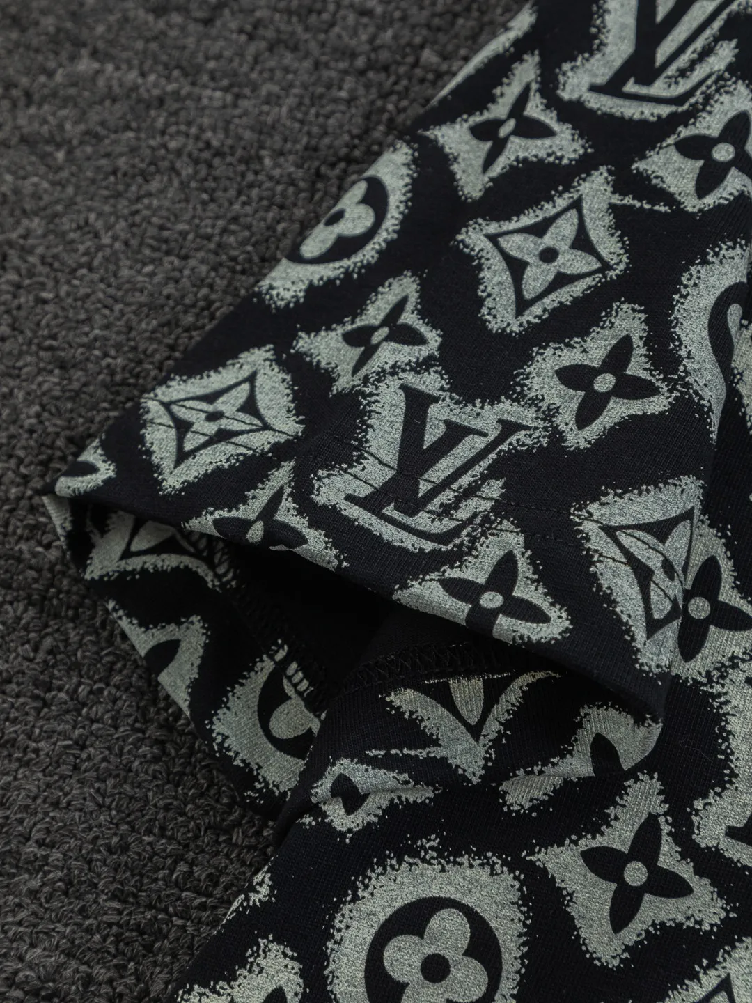 🅿️200 Louis Vuitton 1V LV micro-wide version S-XL LV 26ss new products are available at the counter simultaneously. Multiple craftsmanship, full jacquard presbyopia letter logo printing, round neck short-sleeved T-shirt, same style for men and women! Consigned to one-to-one creation. Synchronized with the official website, pure cotton fabrics at the counter! It is close to the skin and comfortable, durable and easy to wear. It has a classic and simple logo design and meticulous original craftsmanship. Short-sleeves, a must-have item for men, do not appear to be the same for the general public, but must be unique and eye-catching. This LV short-sleeve is all about quality, comfort, the same shape and fashion as always, including fabrics and cutting techniques. All of them have been made with great effort! 320 grams of washed pure cotton fabric, pure cotton is breathable, very refreshing and comfortable for daily wear. The rib knitting on the neckline is smooth and tight, and the neckline will not be skewed if you toss it at will. The loose version, you will find that it looks really good on the upper body. The overall is minimalist and neat, super versatile for daily use! Pair it casually with a pair of pants for a youthful look. A T-shirt will make your outfit crazy. It is a fashionable item that can never go wrong! Color: Black White Size: S-XL Size chart: S: Shoulder width 50-Bust 56-Length 70 M: Shoulder width 52-Bust 57-Length 72 L: Shoulder width 54-Bust 59-Length 74 XL: Shoulder width 56-Bust 62-Length 76